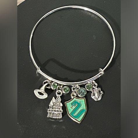 Perfect For Any Harry Potter Enthusiasts, This Handmade Bracelet Boasts A Stunning Slytherin Crest Charm In Enamel, Complemented By A Selection Of Charms Including A Castle, Sorting Hat, Frog, And Green Gem Accents, All Carefully Crafted To Create A Truly Unique Piece Of Jewelry. Slytherin Merch, Hogwarts Jewelry, Slytherin Necklace, Slytherin Jewelry, Booktok Merch, Slytherin Funny, Slytherin Crest, Clear Bracelet, Harry Potter Merch