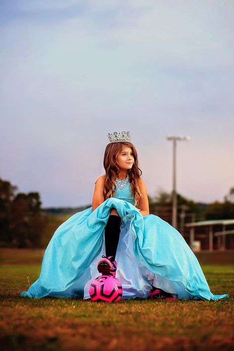 Soccer Photoshoot Ideas, Soccer Photoshoot, Kid Picture, Quinceanera Pictures, Soccer Photography, Graduation Photoshoot, Sports Photos, Kids Pictures, Photoshoot Inspiration