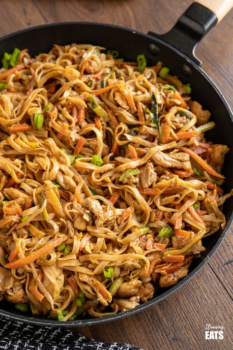 Peanut Chicken Noodles, Easy Peanut Chicken, Chicken Rice Noodles, Sw Recipes, Thai Peanut Chicken, Chicken Noodles, Chicken Noodle Recipes, Peanut Noodles, Peanut Chicken