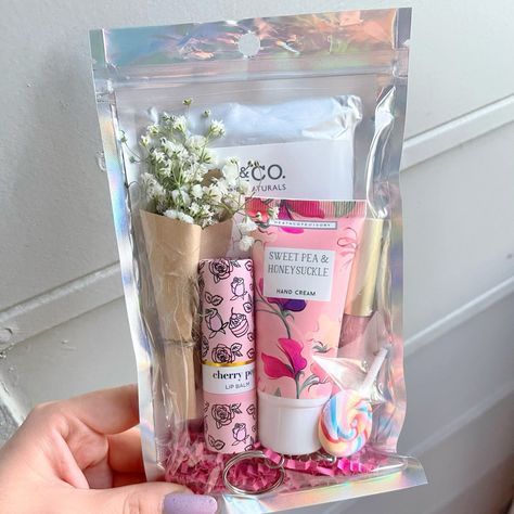 How Cute Is This Self-Care Bundle ? It Even Includes A Small Bouquet Of Dry Baby Breath. Get Yours Today !! Comes With: Lipgloss, Lipbalm, Face Mask, Lollipop Keychain, Baby Breath Petite Bouq. ( What You Get Is Random And Based On What’s In Stock ) <3 Bundles Small Business, Mini Gift Bags Ideas, Salon Gift Basket Ideas, Spa Care Package Ideas, Self Care Kits For Women, Makeup Box Gift Ideas, Self Care Goodie Bags, Adult Goodie Bag Ideas, Diy Small Business Ideas Products