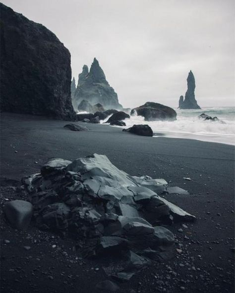 Iceland Scenery, Iceland Photography Landscapes, Iceland Black Sand Beach, Iceland Beach, Iceland Art, Icelandic Landscape, Rock Nature, Dark Beach, Iceland Photos