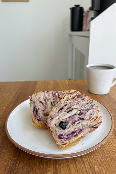 Blueberry Sourdough Cruffins - Jesha's Cruffins Sourdough, Blueberry Cruffins Recipe Easy, Blueberry Sourdough Bread, Sweet Sourdough Recipes, Blueberry Sourdough Muffins, Sourdough Cruffins, Blueberry Sourdough, Sourdough Blueberry, Cruffin Recipe