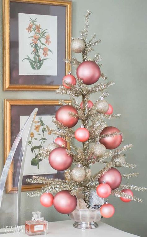 Silver Tinsel Christmas Tree Decorations, Silver Tree With Pink Ornaments, Vintage Tinsel Tree, Vintage White Christmas Tree, Vintage Style Christmas Decor, Tinsel Christmas Tree Decoration, Pink Holiday Decor, Tinsel Tree Decorating Ideas, Christmas Decor Ideas 2023 Trends