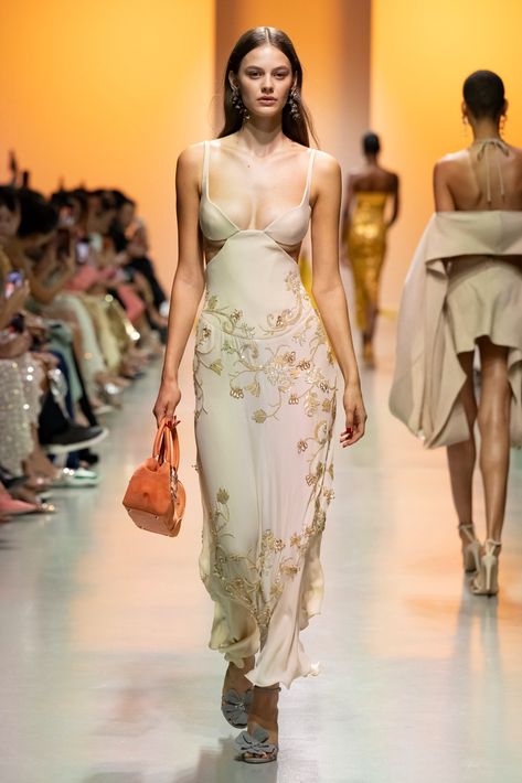 READY-TO-WEAR SPRING 2025 – GEORGES HOBEIKA Monochromatic Fashion, Tulle Maxi Dress, Spring 2025, Georges Hobeika, Dreamy Dress, Glam Dresses, Alternative Outfits, Moda Operandi, Gorgeous Dresses