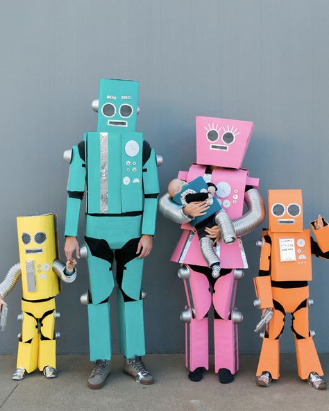 déguisement halloween diy adulte robot Easy Robot Costume, Wild Robot Costume, Cardboard Robot Costume, Robot Costume Diy, Robot Outfit, Robot Halloween Costume, 3 People Halloween Costumes, Matching Family Halloween Costumes, Theme Costumes