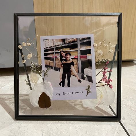 Valentine Gifts For Him Ideas, Birthday Bottle Art With Photo, Photo Boyfriend Gift, Cute Gifts With Pictures, Valentines Frame Ideas, Polaroid Photo Frame Ideas, Couple Picture Gift Ideas, Boyfriend Picture Gift Ideas, Diy Gifts For Boyfriend Birthday Picture Frames Cute Ideas