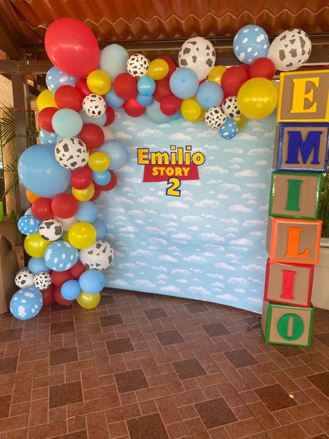 Toy Story Arch Balloon, Toy Story Back Drop Ideas, Family Day Decoration Ideas, Toy Story Balloon Backdrop, Toy Story Garland, Toy Story Birthday Balloon Arch, Toy Story Arch Backdrop, Toy Story Decorations Party, Toy Story Birthday Backdrop