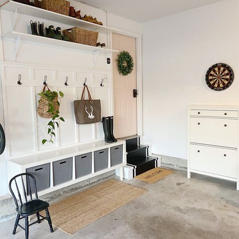 Mud Room Garage, Garage Entryway, Garage Mudroom, Garage Storage Inspiration, Farmhouse Garage, Ideas Habitaciones, Storage Garage, Garage Laundry, Garage Renovation