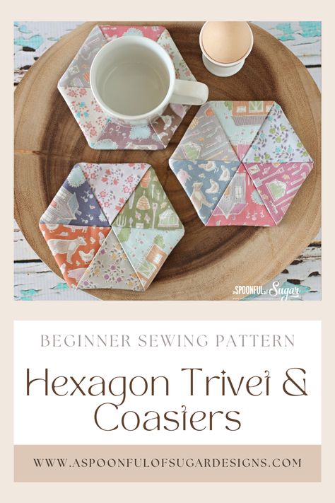 Fabric Hexagon Projects, Coasters Sewing Pattern, Coaster Patterns Sewing, Sew Coasters Diy, Fabric Coasters Diy Free Pattern, Hexie Coasters, Sew Coasters, Diy Tea Wallet, Hexagon Trivet