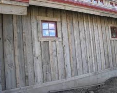 How can I fill the gaps between barn wood siding boards? - Home Improvement Stack Exchange Window Framing, Roofing Colors, Brick Farmhouse, Board And Batten Exterior, Fiber Cement Siding, Barn Siding, Rustic Exterior, Installing Siding, Stone Interior