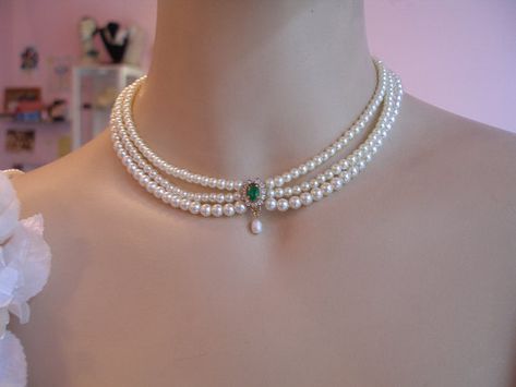 Wedding Necklace BridalChoker Pearls by mylittlebride on Etsy Emerald Green Stone, Necklace Emerald, Diamond Bar Necklace, Bride Necklace, Pearl Jewelry Design, Bridal Pearl Necklace, Bridal Choker, Pearl Necklace Designs, Necklace Bridal