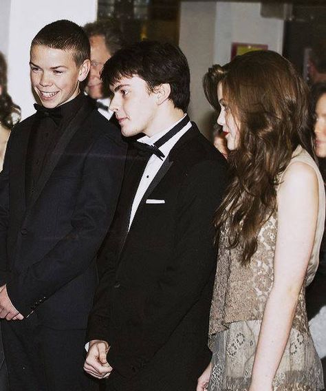 Georgie Henley, Skandar Keynes and Will Poulter Georgie Henley And Skandar Keynes, Skandar Keynes And Georgie Henley, Chronicles Of Narnia Cast, William Poulter, Skander Keynes, Pevensie Siblings, Narnia Wallpaper, Skandar Keynes, Narnia Cast