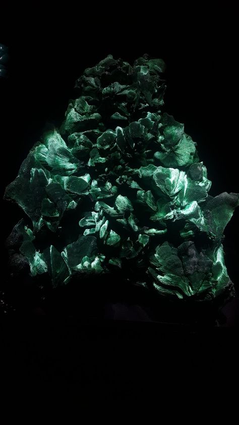 Green Crystal Wallpaper, Crystal Wallpaper, Dark Green Crystal, Malachite Crystal, Green Crystal, Green Crystals, Aesthetic Wallpapers, Dark Green, Iphone Wallpaper