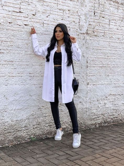 26 Looks para la universidad | ¿Cómo Vestirse para ir a clases? White Chemise Outfit Casual, White Oversize Shirt Outfit Women, Oversized White Shirt Outfit Casual, White Chemise Outfit, Long White Shirt Outfit, Camisa Blanca Outfit, White Oversized Shirt Outfit, Long Shirt Outfits, Comic Dress