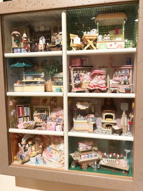 Sylvanian Families Display Ideas, Sylvanian Families Set Up, Calico Critter Display, Sylvanian Families Organisation, Sylvanian Families Bedroom, Sylvanian Families Display, Sylvanian Display, Sylvanian Families House, Cute Little Houses