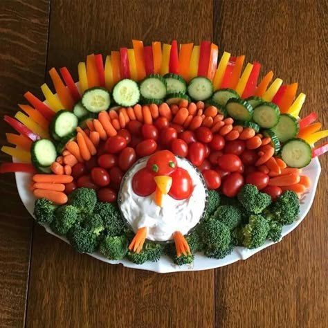 Veggie turkey Turkey Fruit And Veggie Platter, Turkey Vegetable Tray Thanksgiving, Turkey Shaped Veggie Tray, Fall Veggie Platter, Turkey Crudite Platter, Turkey Veggie Tray Thanksgiving, Thanksgiving Chacutery Boards, Thanksgiving Trays, Thanksgiving Vegetable Tray