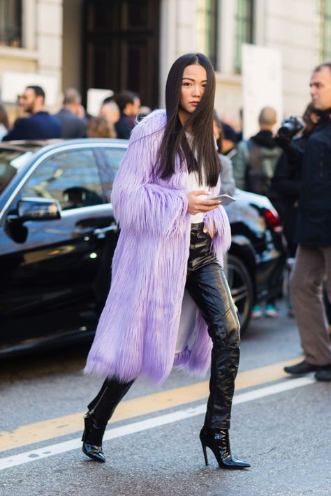 Yoyo Cao in contrast leather pants, lilac faux fur coat & tee at London Fashion Week. Colorful Faux Fur Coat, Yoyo Cao, Lavender Outfit, 2000s Fashion Trends, Fashion Week Trends, Lavender Honey, Giovanna Battaglia, Anna Dello Russo, Coat Outfit