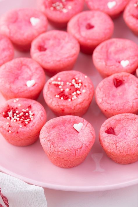 Pink Heart Cupcakes, Hershey Kiss Recipes, Healthy Valentines Desserts, Mini Cookie Cups, Valentines Dessert Ideas, Valentine Dessert Ideas, Easy Valentines Day Treats, Valentine Baking, Betty Crocker Sugar Cookie Mix