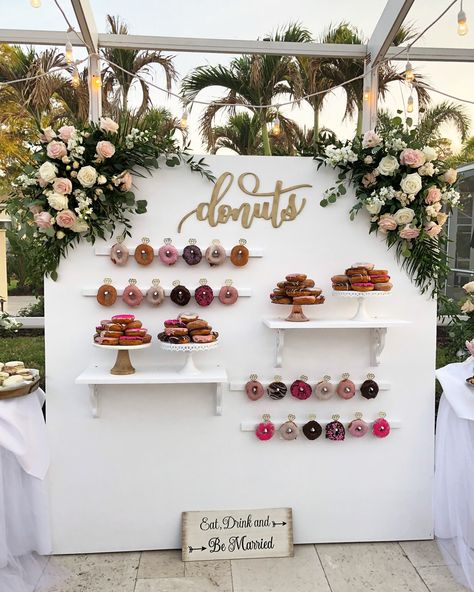 Donuts Wall, Donut Wall Wedding, Party Display, Wedding Donuts, Donut Decorations, Donut Wall, Wedding Dessert Table, Fa Fal, Wedding Receptions