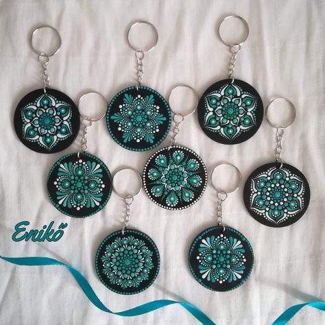 Dot Mandala Keychain, Mandala Keychain, Diy Mug Designs, Canvas Art Gifts, Mandala Book, Mandala Dotting, Mandala Jewelry, Easy Mandala Drawing, Stone Art Painting