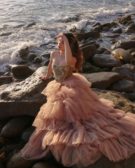 Playing mermaids 🧜🏻‍♀️🫧🪸🩷 Sweet 17 Photoshoot Ideas, Princess Shoot, Playing Mermaids, 1st Photoshoot, Quince Photoshoot, Princess Shot, Quince Pictures, Xv Dresses, Beautiful Photoshoot Ideas