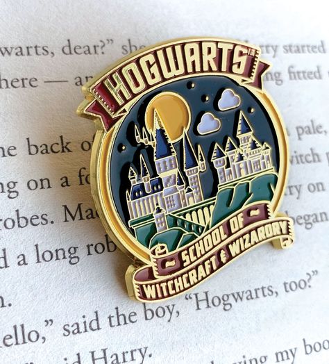 Harry Potter Hogwarts enamel pin shown on a page of text from a Harry Potter novel. Harry Potter Details, Harry Potter Pins, Backpack Pouch, Stile Harry Potter, Harry Potter Merch, Ford Puma, Harry Potter Pin, Harry Potter Merchandise, Harry Potter Decor