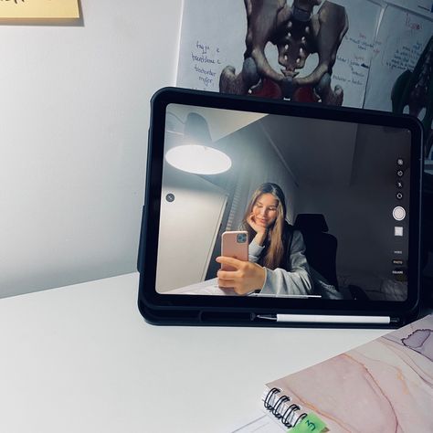 Student Lifestyle Aesthetic, Ipad Camera Selfie Aesthetic, Ipad Story Instagram, Ipad Selfie Aesthetic, Ipad Photo Ideas, Study Selfie, Ipad Selfie, Diy Weekly Planner, Dressing Table Organisation