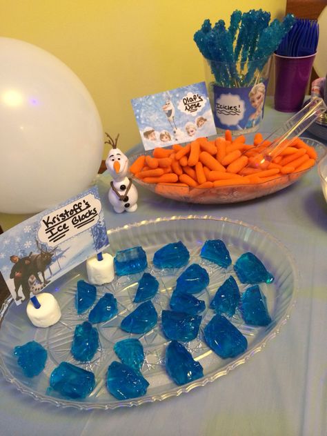 All frozen themed snacks! Blue jello made in ice cube trays for Kristoff's ice blocks. Then use carrot sticks for Olaf's nose. Find printable frozen labels online for free and use as food labels. Themed Snacks, Blue Jello, Carrot Sticks, Frozen Themed, Ice Blocks, Ice Cube Trays, Frozen Birthday Party, Frozen Birthday, Food Labels