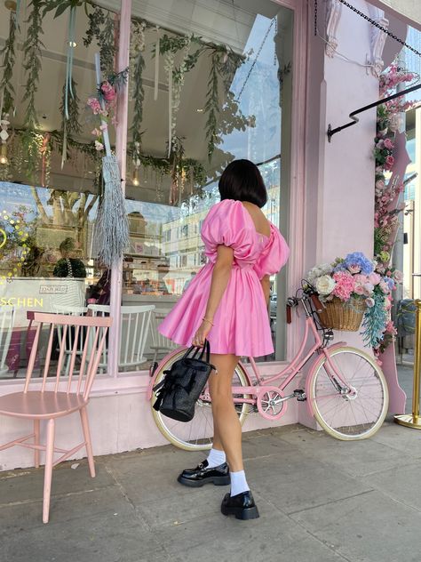 Pink autumn outfit. Pink pumpkin. Pink autumn. Black loafers. Socks and loafers. Dress And Loafers Outfit, Pink Loafers Outfit, Puffy Pink Dress, Pink Summer Outfits, Socks And Loafers, Pink Loafers, Loafers Outfit, London Outfit, Black Loafers