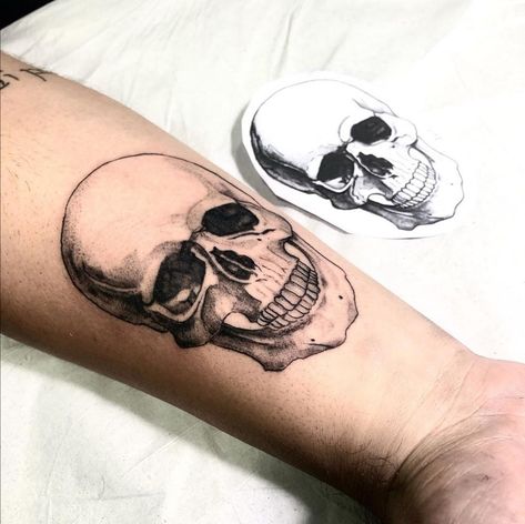 Tatuagem Masculina Pequena, Skull Art Tattoo, Simple Skull, Guitar Tattoo, Chest Tattoo Men, Skull Tattoo Design, Head Tattoos, Forearm Tattoo Men, Tattoo Sleeve Designs