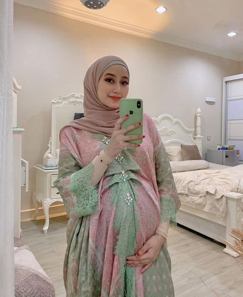 Outfit Hamil, Dress Muslim Modern, Kebaya Wedding, Pregnancy Belly Photos, Baby Bump Photos, Pregnant Model, Muslimah Outfit, Pretty Pregnant