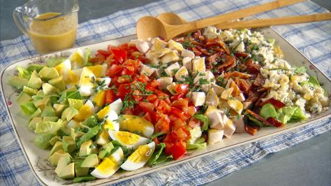 Created at Brown Derby Restaurant in Hollywood, this bulked up salad is a flavorful and satisfying entree. Turkey Cobb Salad, California Salad, Types Of Salads, Classic Cobb Salad, Cobb Salad Recipe, Salads Ideas, Leftover Chicken Recipes, Resep Salad, Keto Salads