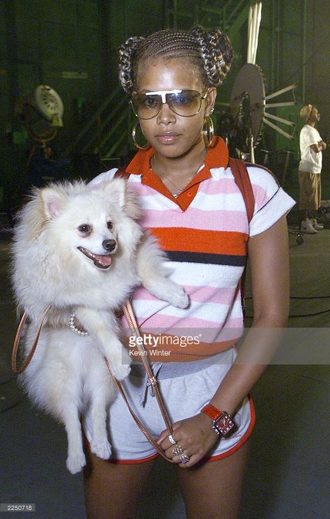 Kelis and her dog Harlem on the set of Busta Rhymes' new video 'What It Is' from the upcoming album 'Violator The Album: V2.0', and directed by Hype Williams in Los Angeles, Ca. 6/6/01. Photo by Kevin Winter/Getty Images. Kelis Style, Kelis Hair, Summer Concerts, Busta Rhymes, Vintage Black Glamour, 2000s Aesthetic, Black Music, Aesthetic Wall, Fashion Icons