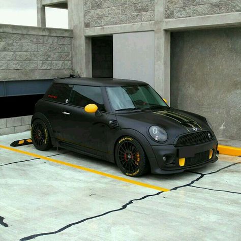 Love the small accents on this matte black Mini. Mini Cooper Vinyl Wrap, Mini Cooper 2017, Mini Cooper Custom, Mini Cooper R56, Mini Ideas, British Car, Bmw M Power, Mini Copper, Car Wrapping