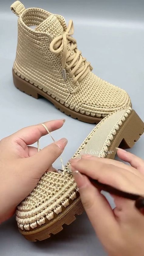 LolitaVogue’s Instagram video: “Knitting shoes 🧶 #crochet . . Credit dygy3u8r04jtdygy / duoyin” Rajutan Sandal, Sandal Rajut, Modern Haken, Crochet Shoes Pattern, Crochet Braid Styles, Mode Crochet, Crochet Boots, Stil Boho, Shoe Lace Tying Techniques