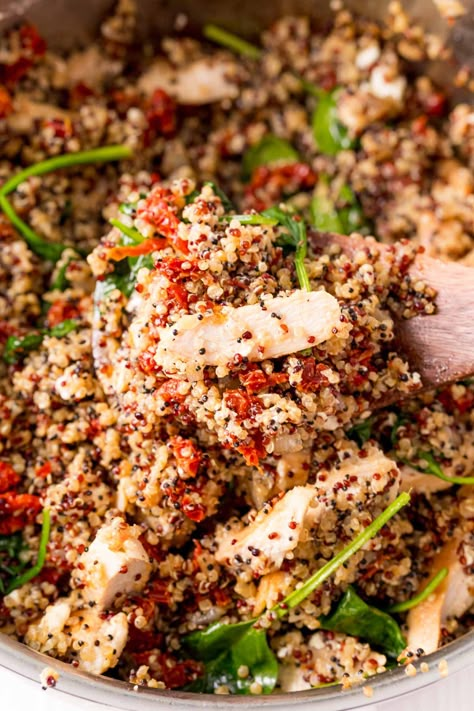 This Easy One Pan Greek Chicken with Quinoa is a healthy and filling meal loaded with seared chicken, sundried tomatoes, spinach, and feta! Chicken Sundried Tomatoes, One Pan Greek Chicken, Spinach Feta Chicken, Chicken With Quinoa, Slow Cooker Quinoa, Italian Beef Recipes, Jello Pie, Sundried Tomato Chicken, Inflammation Diet Recipes