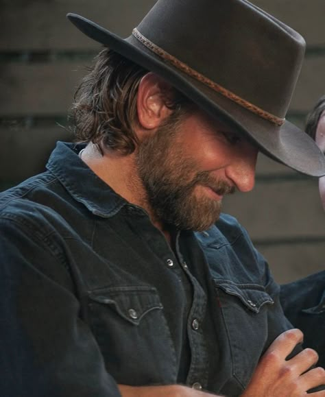 I want the hat A Star Is Born Bradley Cooper, Jackson Maine Style, Bradley Cooper Beard, Bradley Cooper A Star Is Born, Cowboy Hat Styles Men, Jackson Maine, Lady Gaga And Bradley Cooper, Brad Cooper, Bradley Cooper