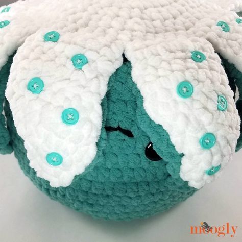 Octopus Squish - Free Crochet Pattern on Moogly! Moogly Crochet, Octopus Toy, Shopping Bag Pattern, Octopus Crochet, Octopus Crochet Pattern, Crochet Throw Pattern, Bernat Yarn, Yarn Patterns, Plush Crochet