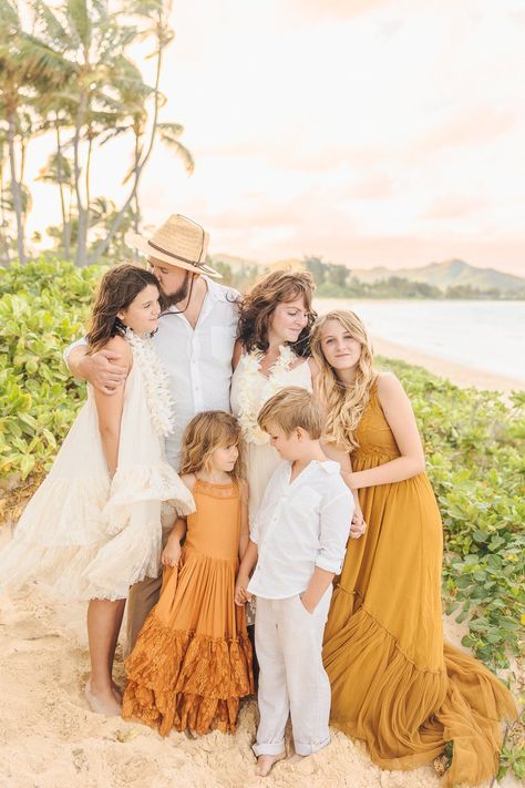 5 Tips to Help You Find an Oahu Photographer | Oahu Family and Couples Photography Hawaiian Family Photo Outfits, Hawaii Family Photos, Oahu Photoshoot, Hawaii Photos, Oahu Photographers, Photography Poses Family, Couples Vacation, Beach Photography Poses, Family Pics