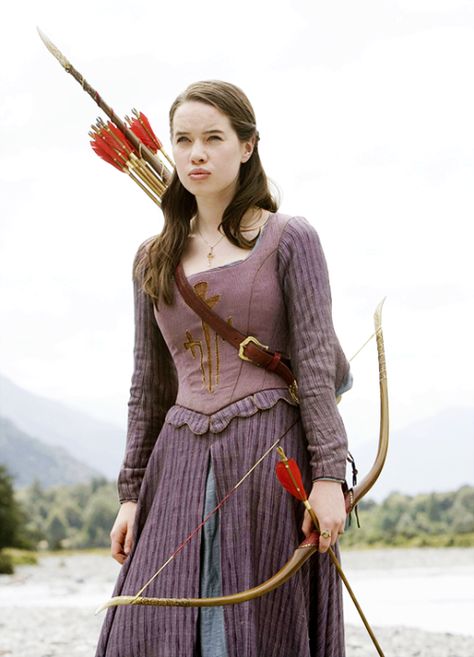 Susan Pevensie - Anna Popplewell in The Chronicles of Narnia: Prince Caspian (2008). Narnia Dresses, Narnia Costumes, Susan Pevensie, Anna Popplewell, Georgie Henley, Prince Caspian, Bow And Arrow, Medieval Clothing, Medieval Dress