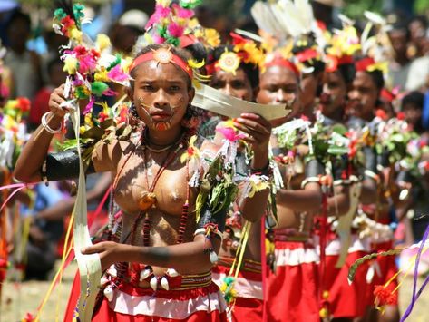 Trobriand Islanders - Living in a Forgotten Paradise | Ethnic Beauty Trobriand Islands, Ethnic Beauty, Figure Photo, Ancient Beauty, Papua New Guinea, Paradise, Beauty