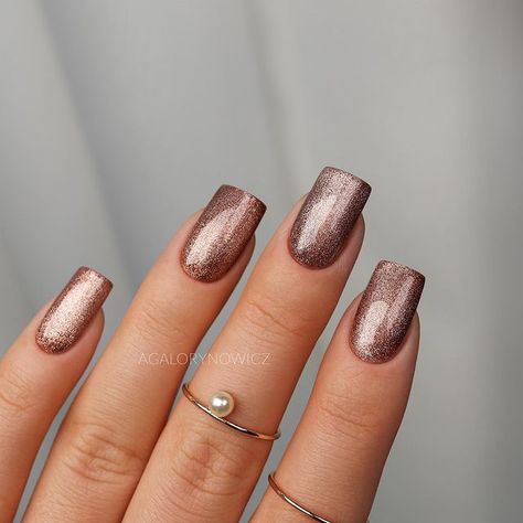 50+ Cute New Years Eve Nails That Are Super Trendy! - Prada & Pearls Brown Magnetic Nails, Nails Almond New Years, Almond New Years Nails, New Years Nails Acrylic Glitter, Nail Cat Eye Design, Nails Short New Years, New Years Nails Simple, New Years Nails Almond, Brown Cat Eye Nails