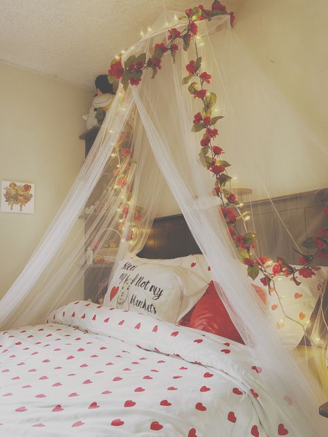 First Night Room Decoration Simple, Marriage Bedroom Decor, Simple First Night Room Decoration, Wedding Night Room Decorations, Casual Wedding Decor, Bedroom Decorate, Nikah Decor, Romantic Room Decoration, Wedding Bedroom