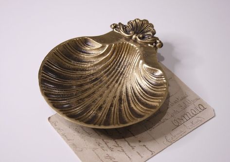 Shell Ashtray, Ashtray Vintage, Homemade Gift Baskets, Shell Bowl, Brass Shell, Resin Wall Art, Vintage Ashtray, Art Sea, Clay Ideas