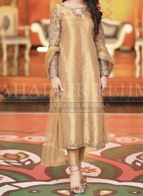 Pakistani Dresses Party, Pakistani Formal Dresses, Velvet Dress Designs, Pakistani Fancy Dresses, Pakistani Dresses Casual, Pakistani Fashion Party Wear, Beautiful Pakistani Dresses, Bridal Dress Fashion, Fashion Design Dress