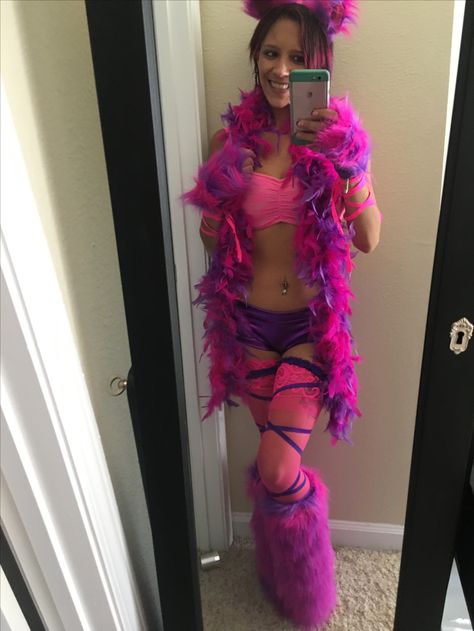 Chesire Cat Costume Aesthetic, Cheshire Cat Rave Outfit, Chester Cat Costume, Chesire Cat Halloween Costumes, Cheshire Cat Outfit Ideas, Chesire Cat Costumes, Chesire Costume, Cheshire Cat Aesthetic, Cheshire Cat Outfit