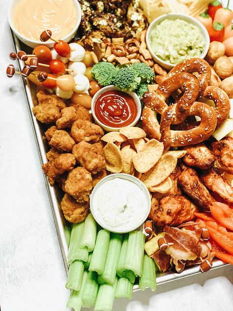 Party Snack Board, Super Bowl Snack Ideas, Football Snack Food, Snack Ideas Easy, Super Bowl Party Snacks, Super Bowl Snack, Summer Appetizers, Board Party, Bowl Party Food