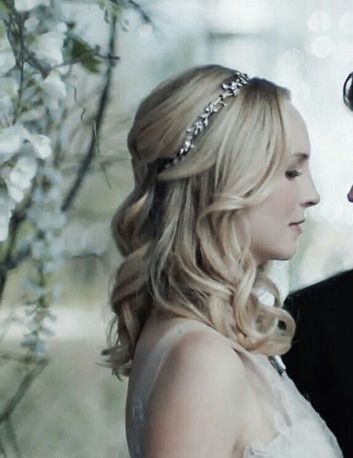 Stefan Caroline, Tvd Caroline, Stefan And Caroline, Wedding Headband, Vampire Diaries, Serie Tv, Dream Wedding, Long Hair Styles, Hair Styles