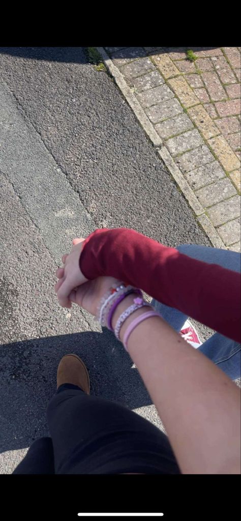 Two Girls Holding Hands, Boy And Girl Holding Hands, Friends Holding Hands, Girls Holding Hands, Me And Her, Girls Cup, Couple Holding Hands, Black And White Girl, Black Couple