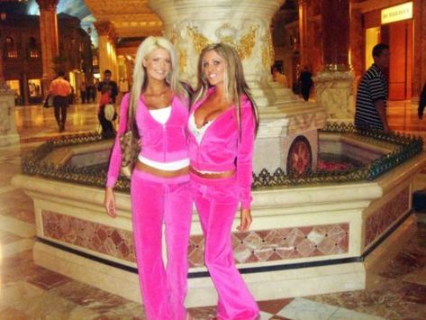 juicy couture Trashy Aesthetic, Vanity Closet, Juicy Couture Track Suit, Juicy Tracksuit, Mcbling Fashion, Juicy Couture Tracksuit, 2000s Fashion Trends, 00s Fashion, Early 2000s Fashion